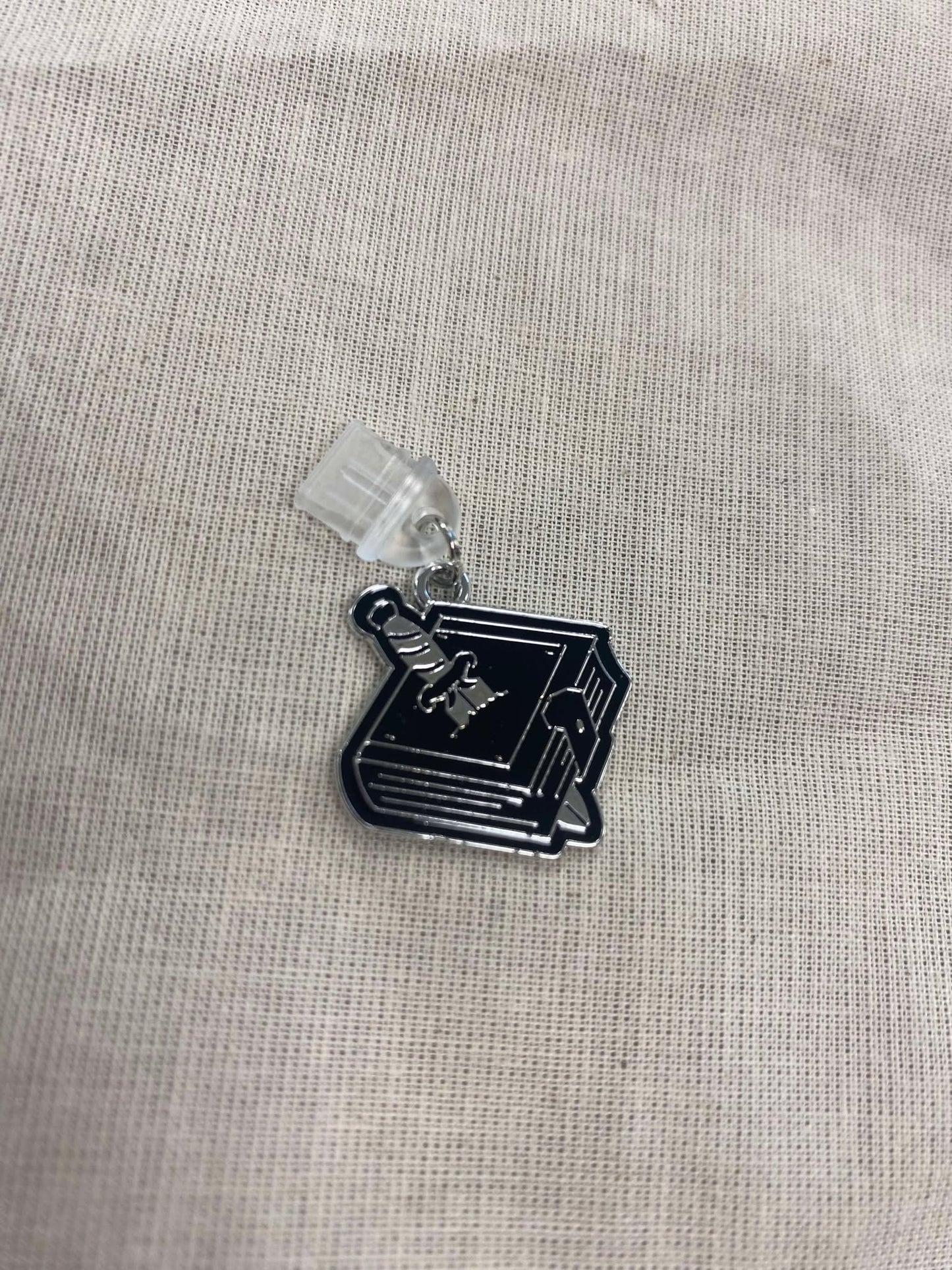 Charm anti-poussière - Livre poignardé