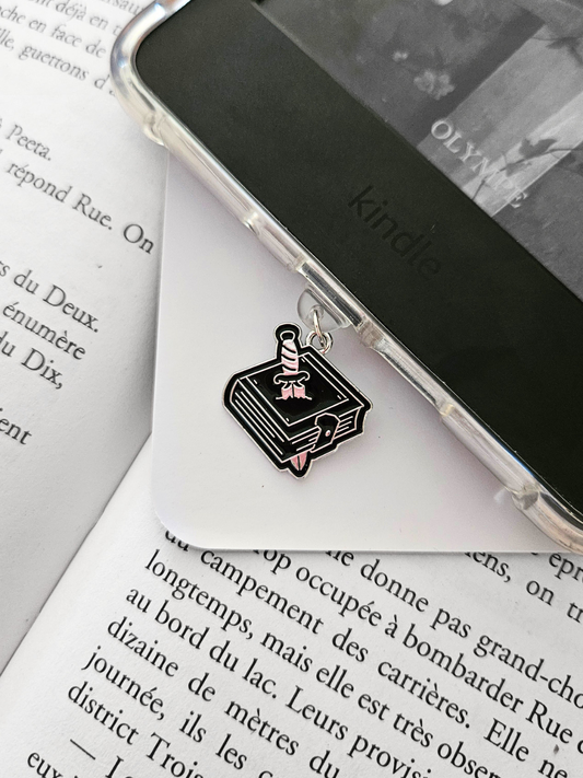 Charm - Livre poignardé